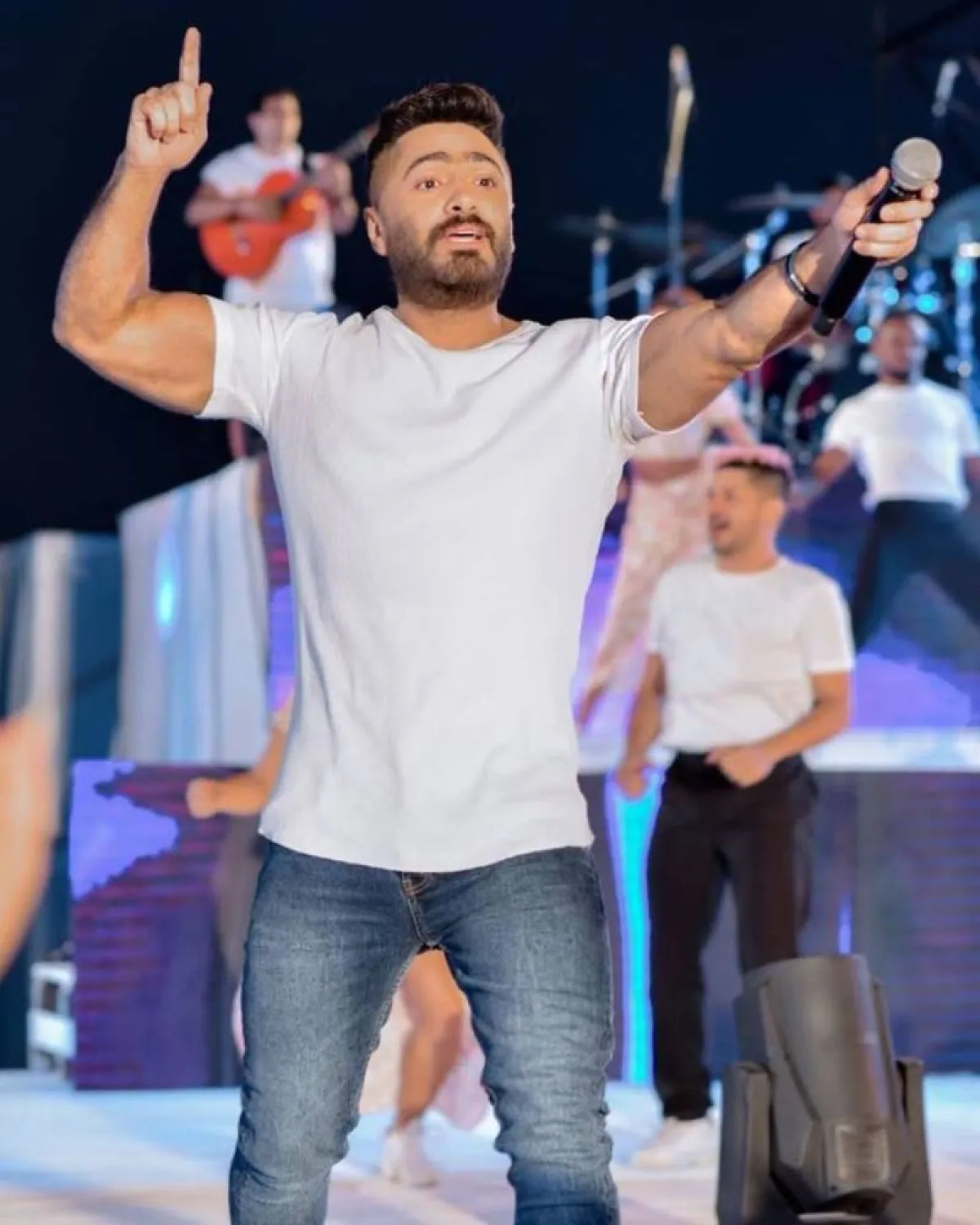 تامر حسني بإطلالة كاجوال عصرية 