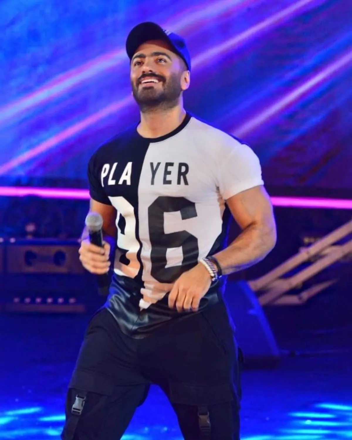 تامر حسني بإطلالة شبابية كاجوال 