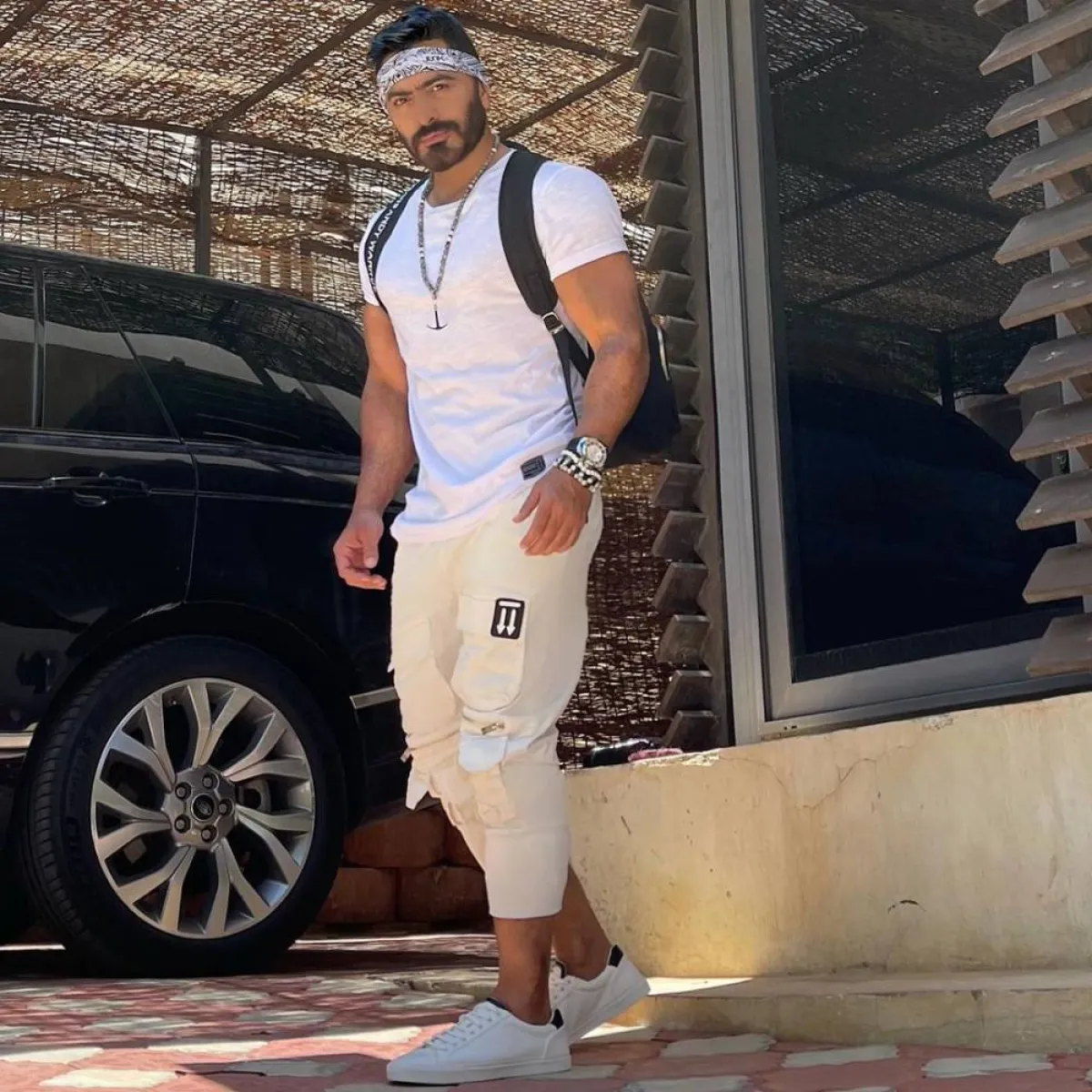 تامر حسني بإطلالة شبابية باللون الأبيض 