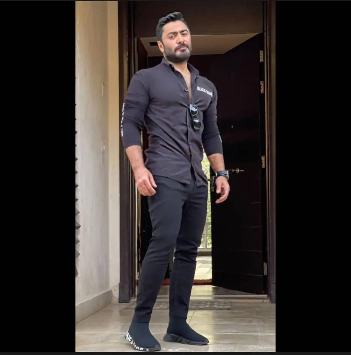 تامر حسني بإطلالة شبابية باللون الأسود 