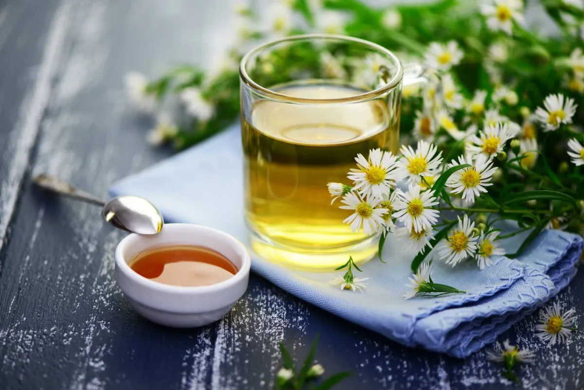 صورة شاي البابونج بالعسل