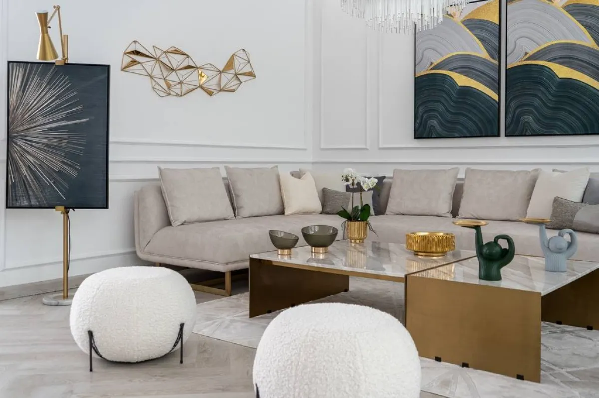 أثاث متعدّد الأشكال في الصالة