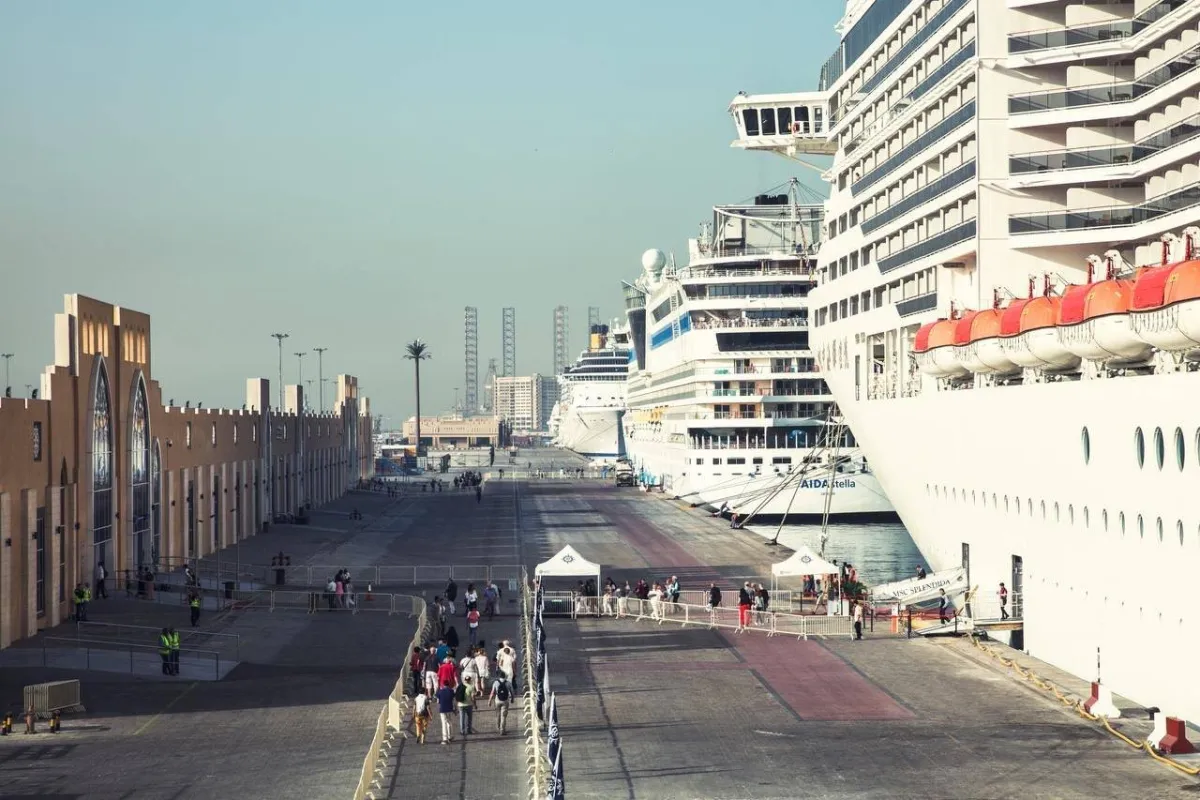 ميناء راشد يفوز بجائزتين مرموقتين في حفل جوائز السفر العالمية لعام 2022. الصورة من "وام"