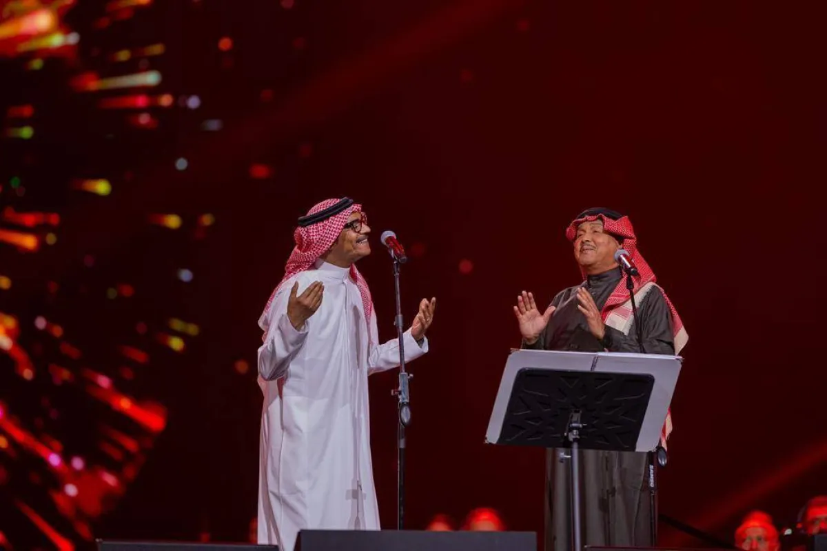 رابح صقر ومحمد عبده في ليلة فنان العرب -الصورة من حساب موسم الرياض على تويتر