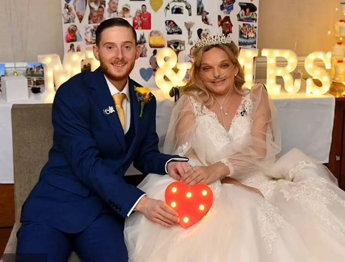 يفاجئ خطيبته مريضة السرطان بحفل زفاف على طريقة ديزني