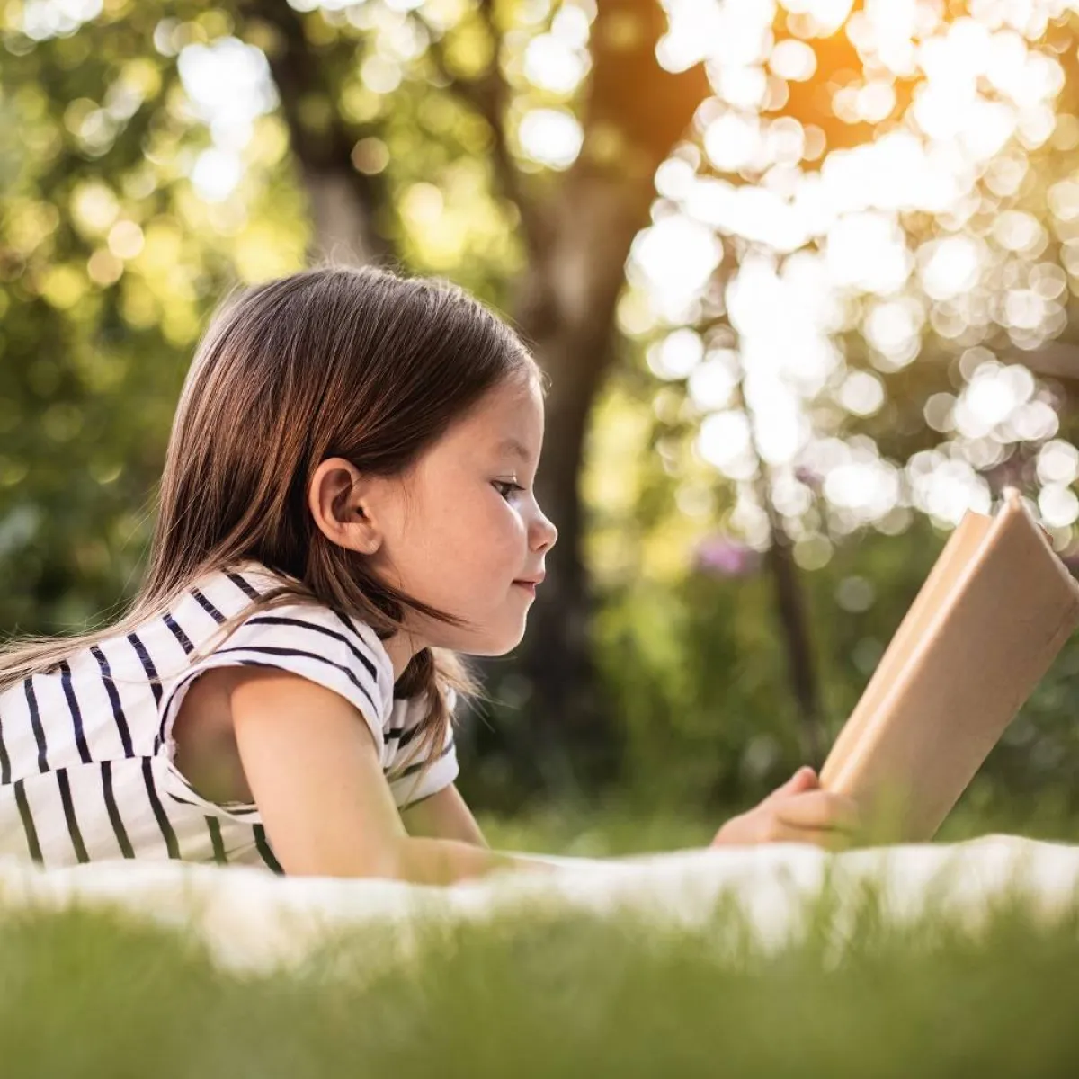 صورة لطفلة تقرأ وحدها