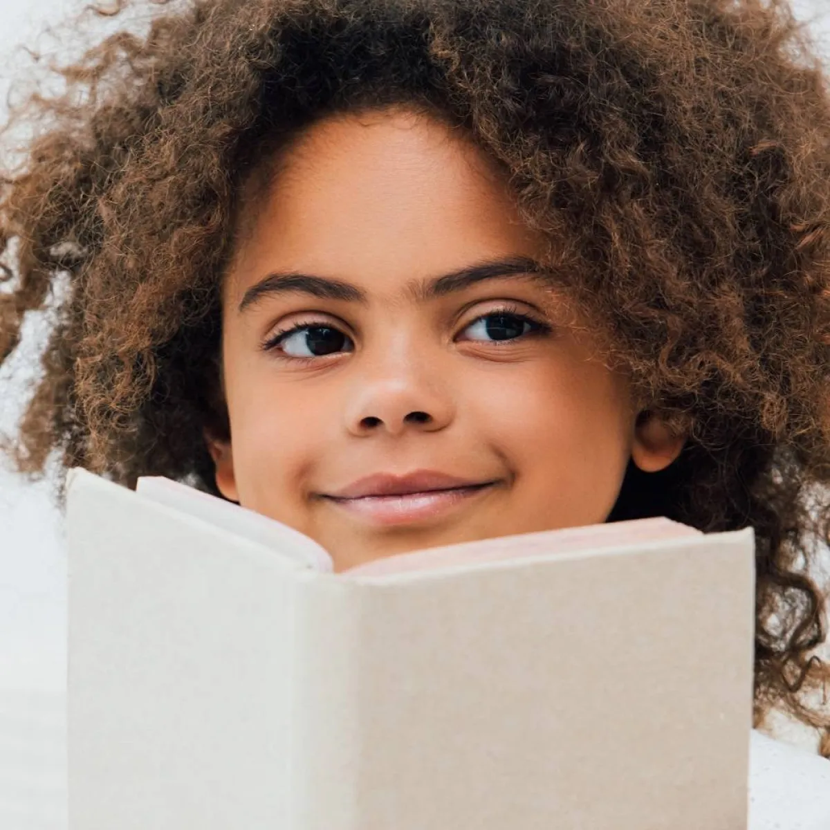 صورة لطفلة تقرأ