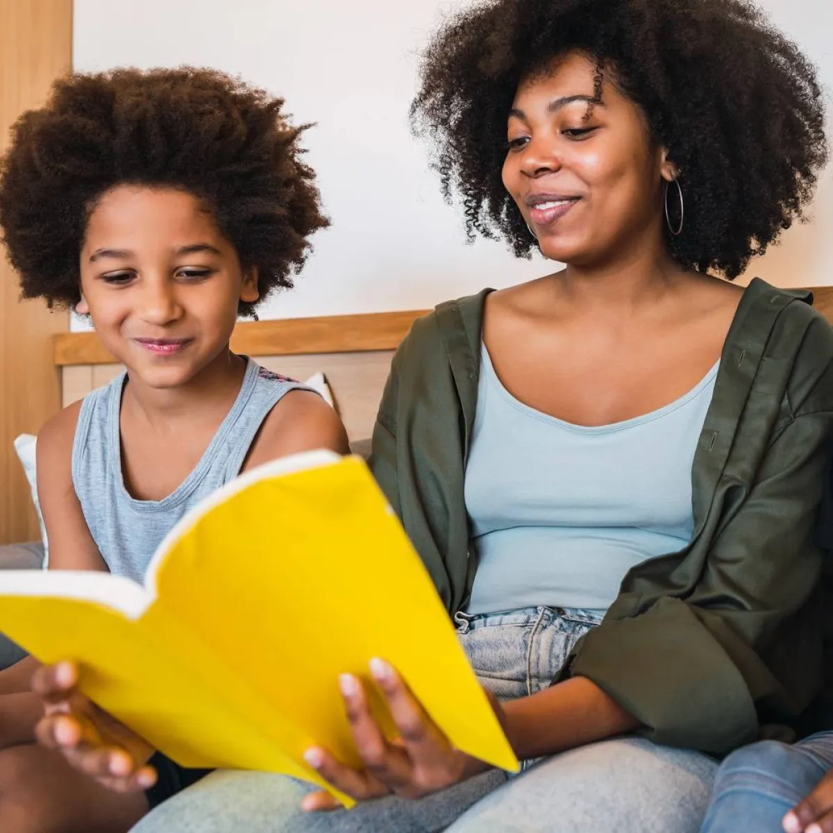 صورة لأم تقرأ وطفلتها