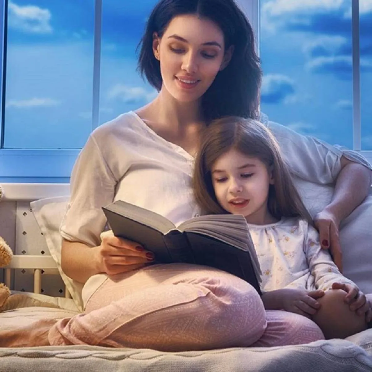 صورة تعبيرية عن عادة القراءة قبل النوم