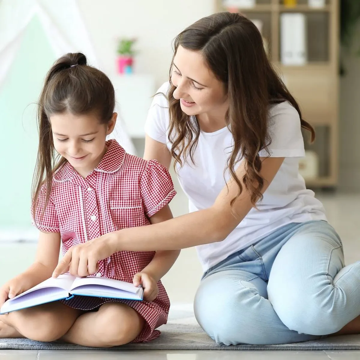 صورة لأم وطفلتها يقرآن