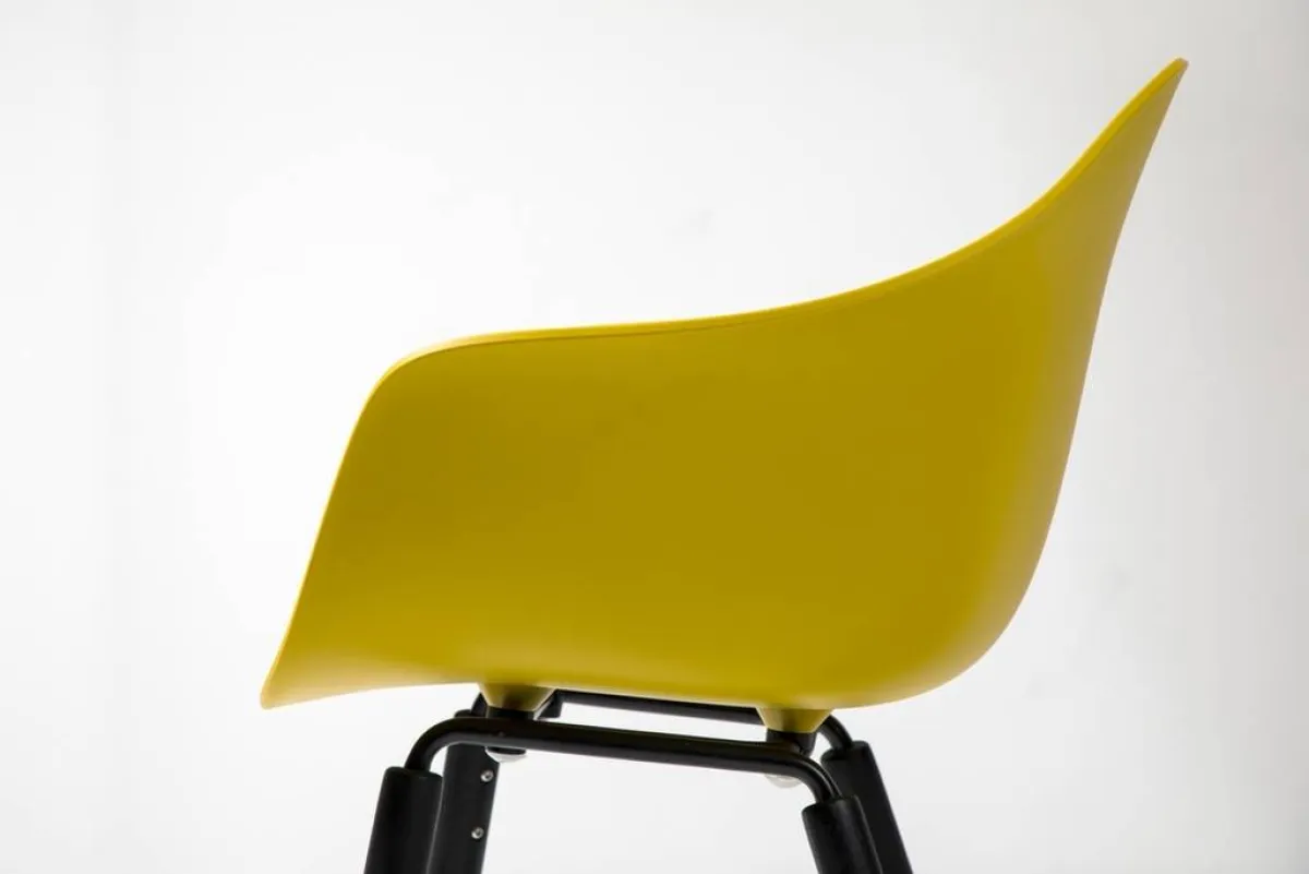 كرسي باللون الأصفر الخردلي