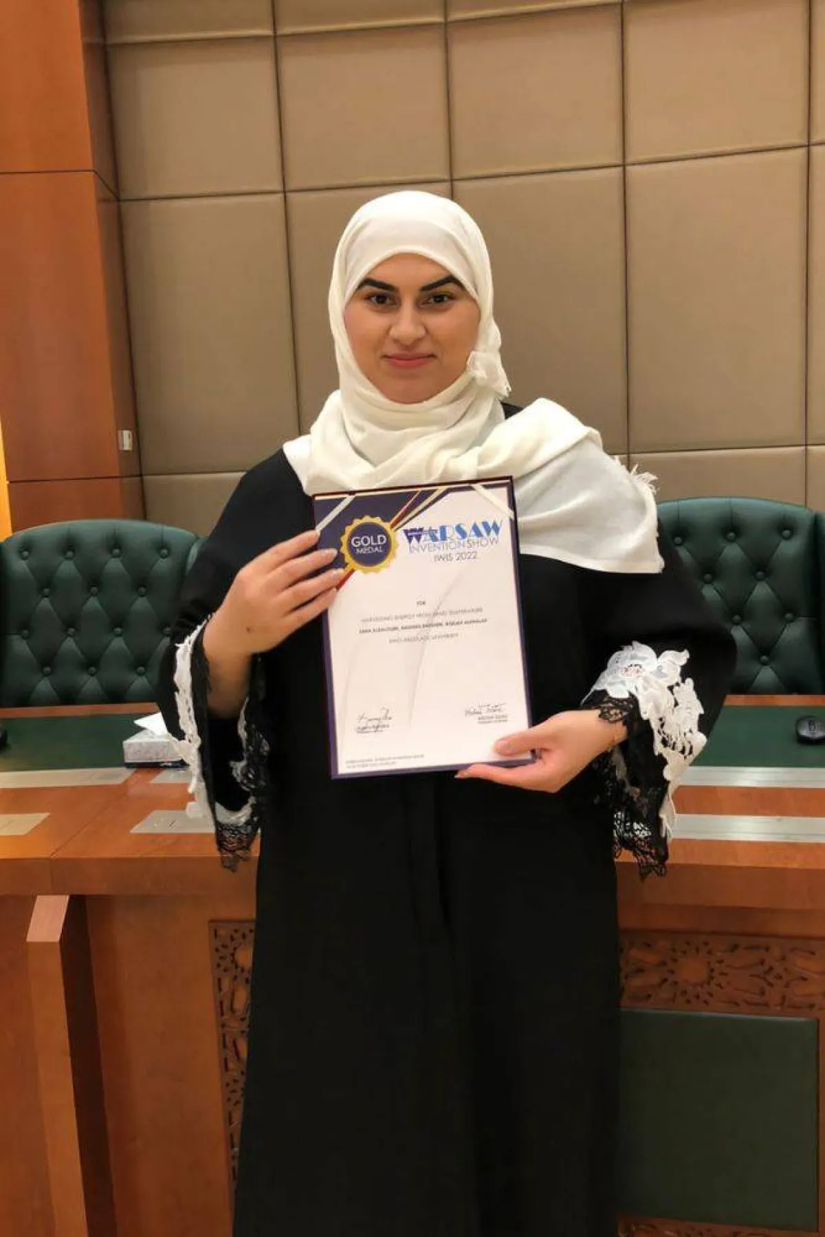 تظهر الصورة شخصية عقيلة آل خلف