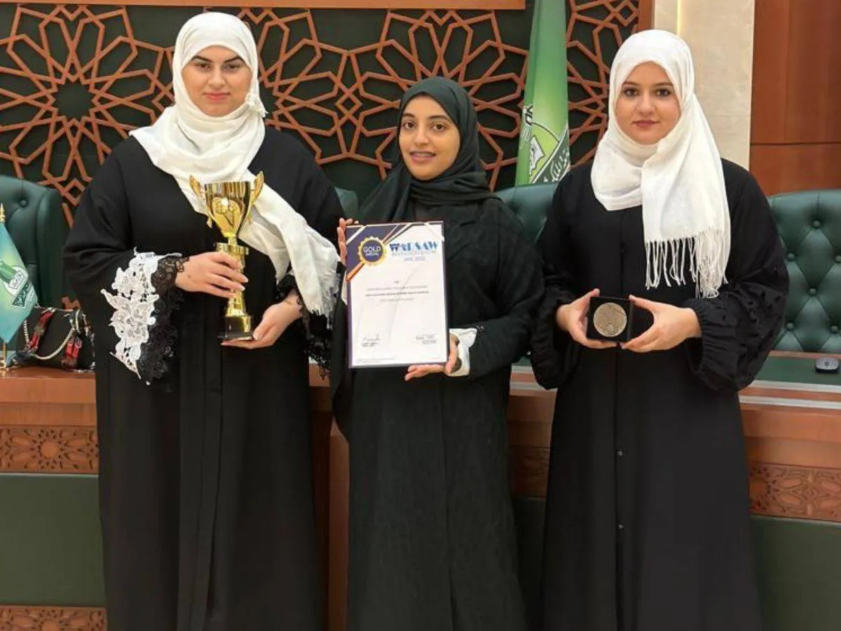 تظهر الصورة مبتكرات مشروع حصاد الطاقة من حرارة الرمال