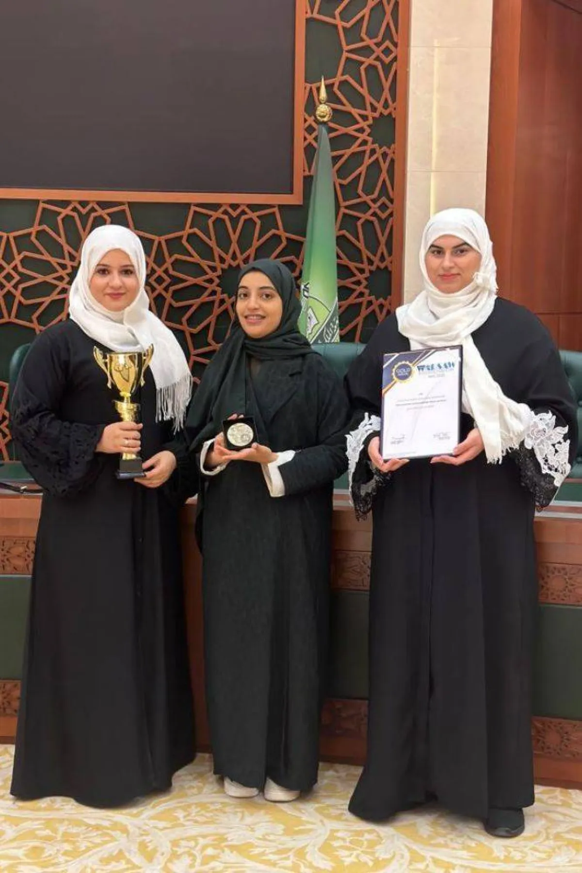 تظهر الصورة مبتكرات مشروع حصاد الطاقة من حرارة الرمال