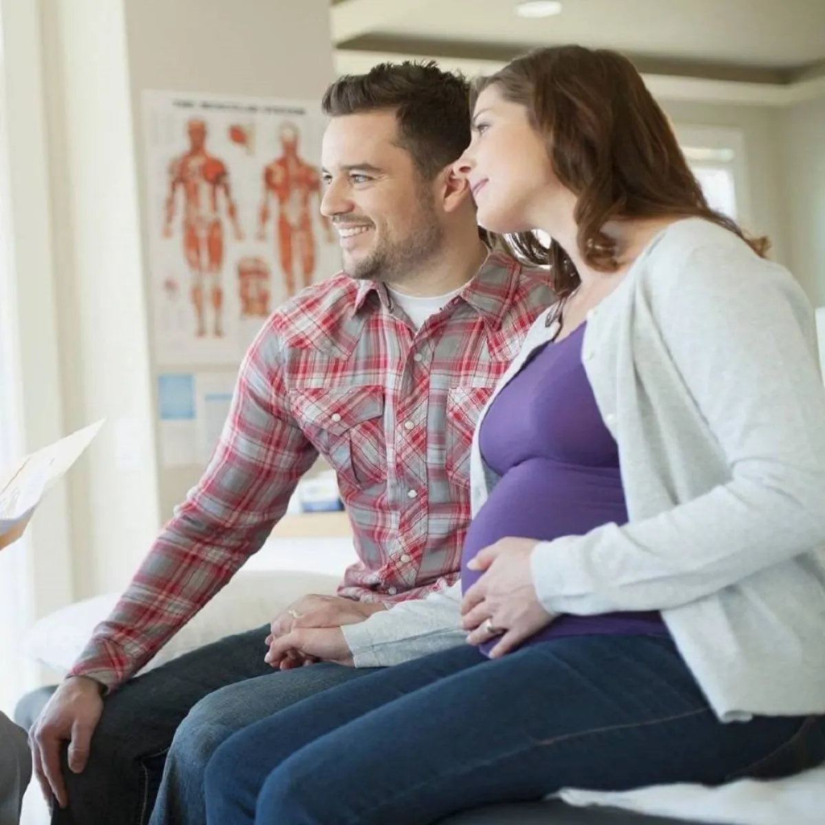 صورة لزوجين عند الطبيب