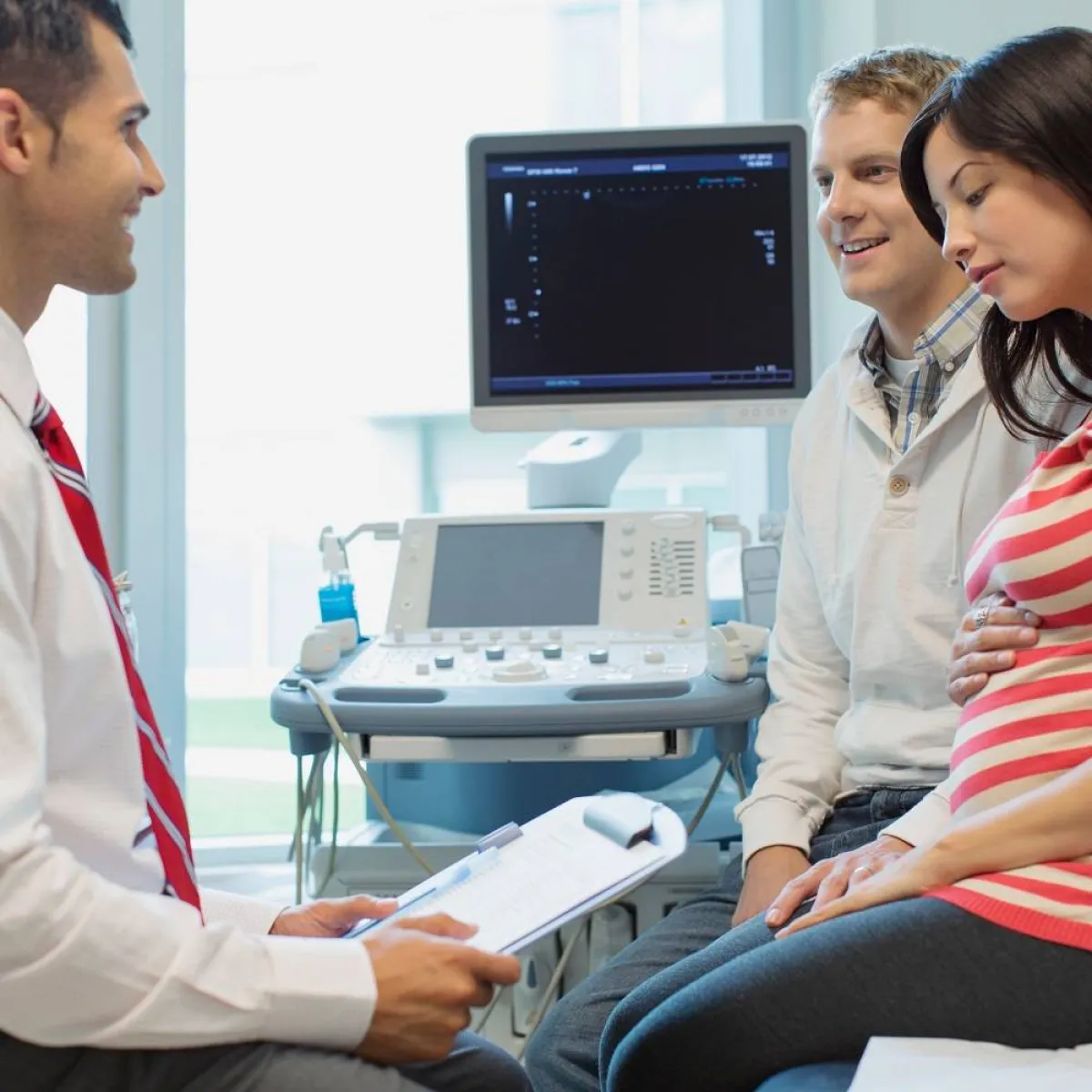 صورة لزوجين يتابعان الحمل مع الطبيب