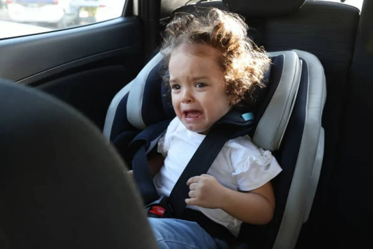 صورة لطفل يبكي في كرسي السيارة