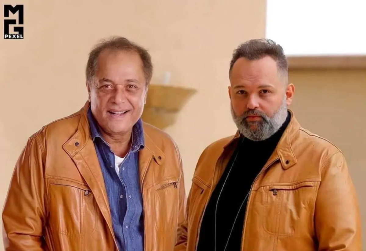 محمد محمود عبد العزيز ووالده - الصورة من حساب الابن على الفيس بوك