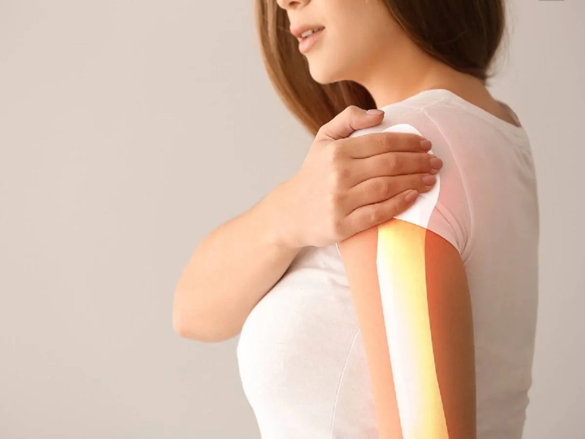 النساء أكثر عُرضة بثلاث مرات من الرجال للإصابة بالروماتويد (المصدر:  Adobe.stock)