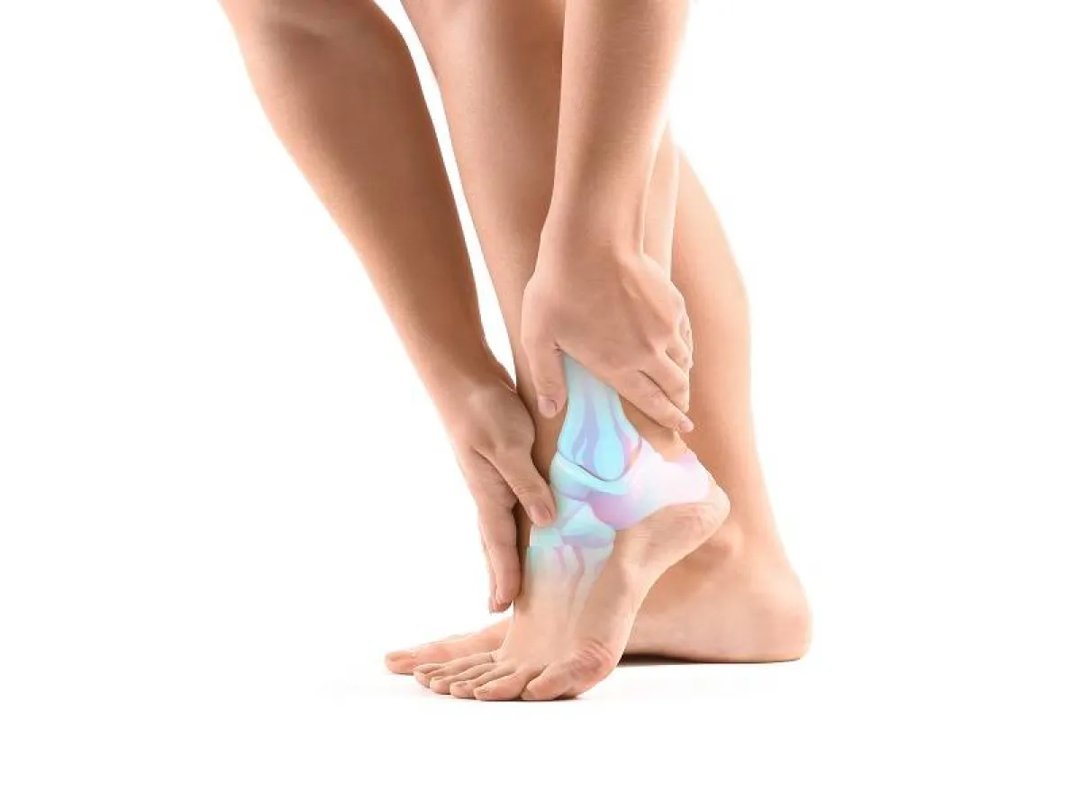 يوثر الروماتويد على المفاصل الصغيرة فى القدمين (المصدر: Adobe.stock)