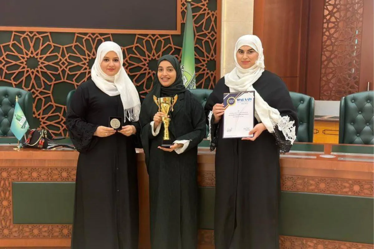 تظهر الصورة فريق ابتكار حصاد الطاقة من حرارة الرمال