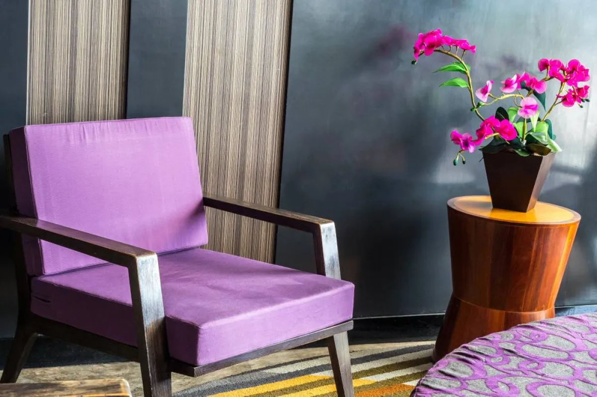 البنفسجي، لون يُحفّز على التأمّل والعمق، ويعكس الغموض