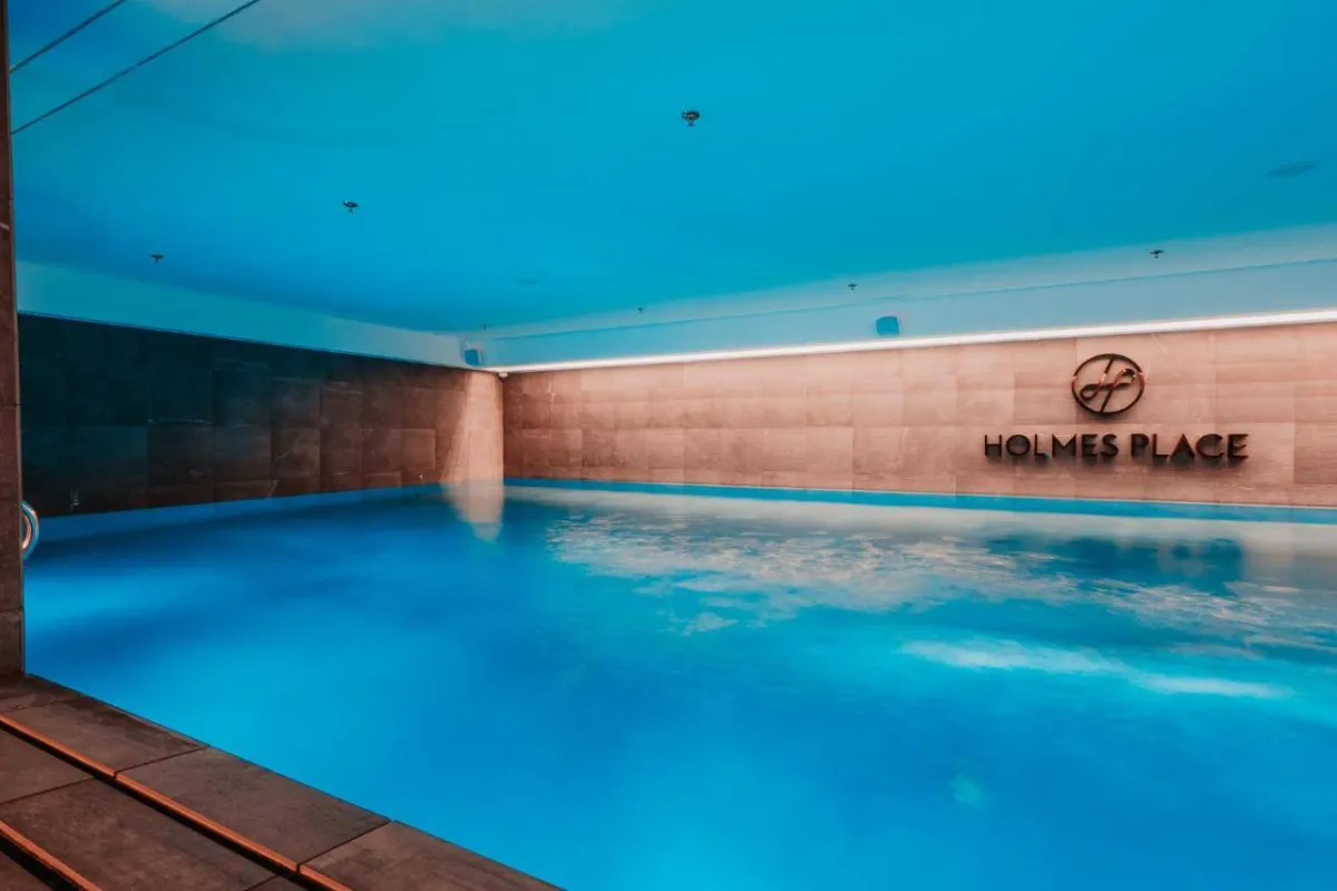 مسبح داخلي في فندق دبل تري باي هيلتون