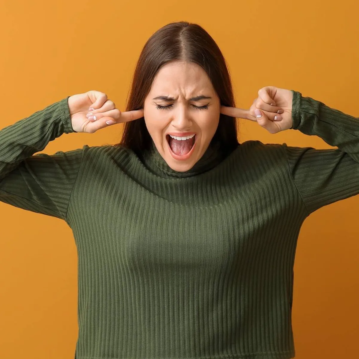 صورة لحامل تسد أذنيها