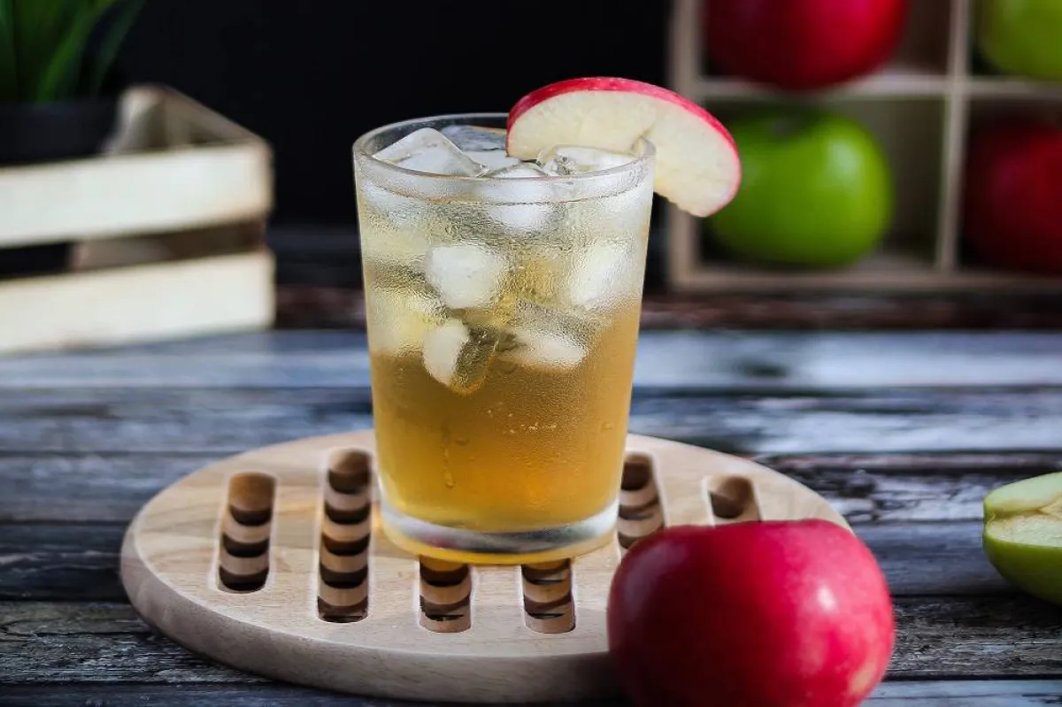 فوائد مدهشة لعصير التفاح على الريق (المصدر: Pexels)