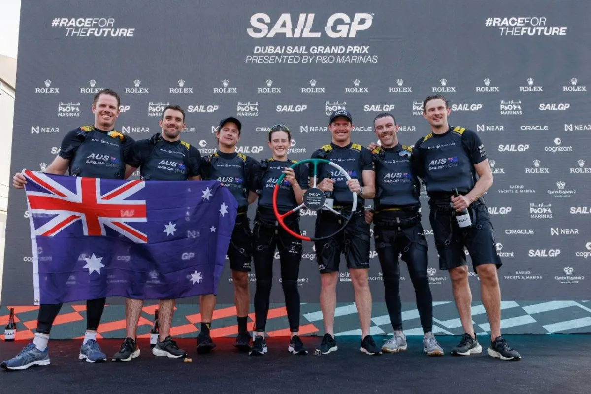 فريق SailGP الأسترالي بقيادة توم سلينغزبيي 