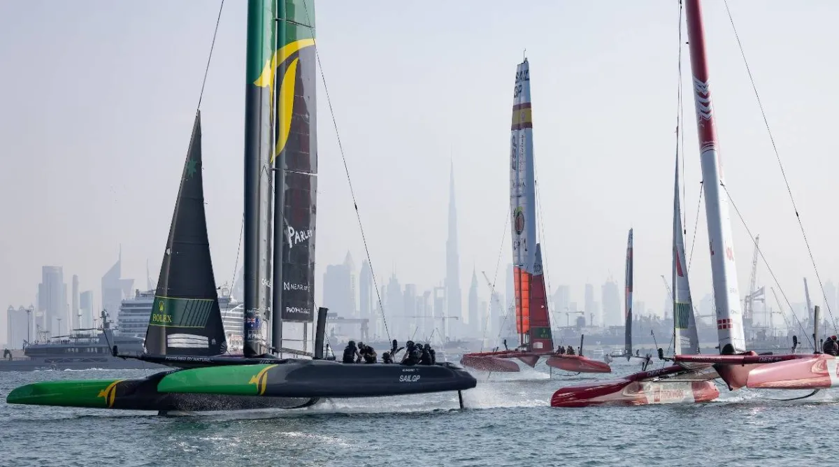  يستخدم في السباق قوارب شراعية من نوع F50 تُبحر بسرعات عالية تُقارب 100 كلم/س