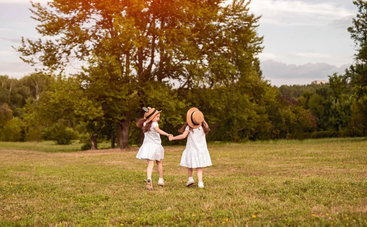 صورة لطفلتين في الطبيعة