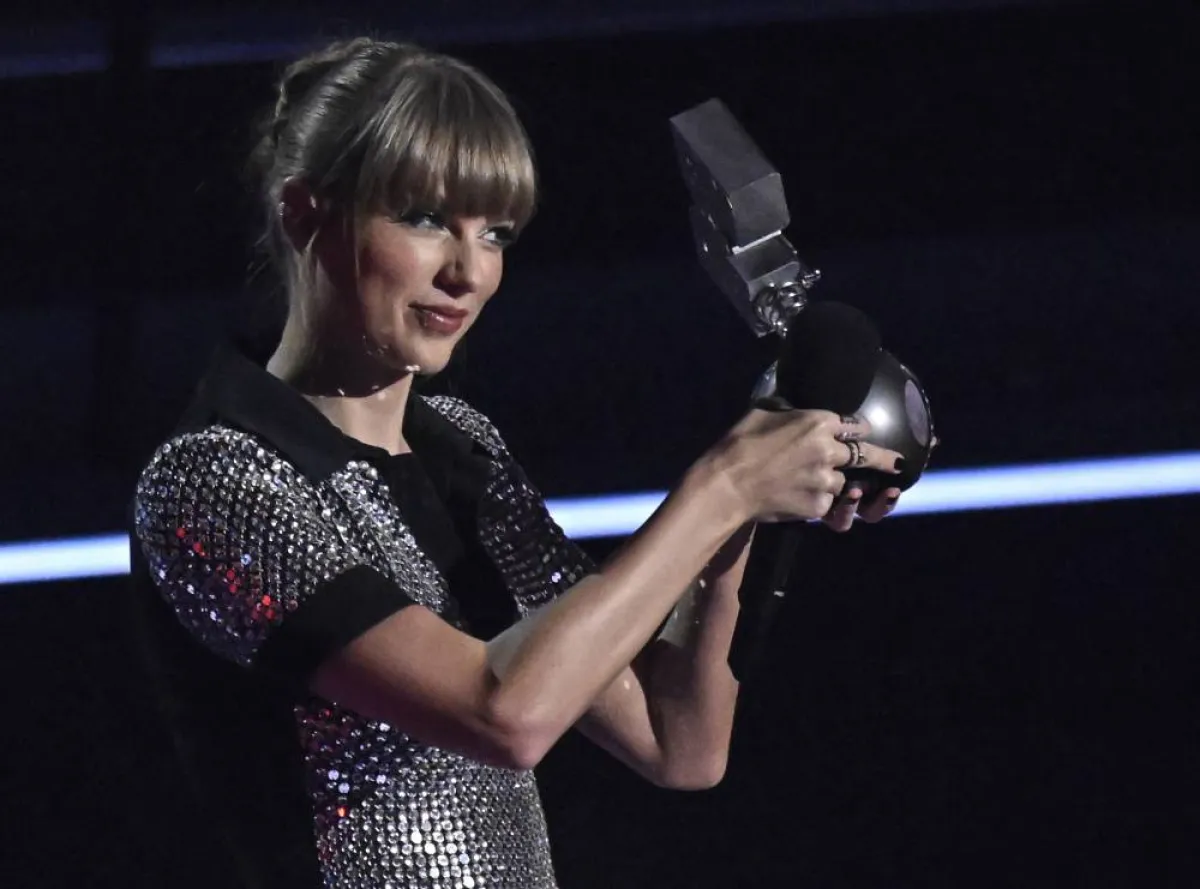 US singer-songwriter Taylor Swift poses with the award for "Best Video" during the 2022 MTV Europe Music Awards in Düsseldorf, on November 13, 2022. Sascha Schuermann / AFP