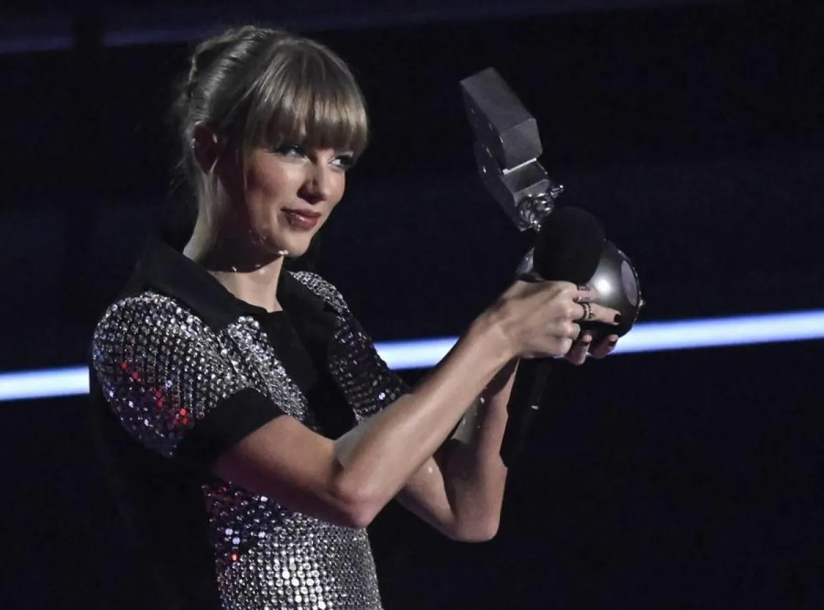 US singer-songwriter Taylor Swift poses with the award for "Best Video" during the 2022 MTV Europe Music Awards in Düsseldorf, on November 13, 2022. Sascha Schuermann / AFP