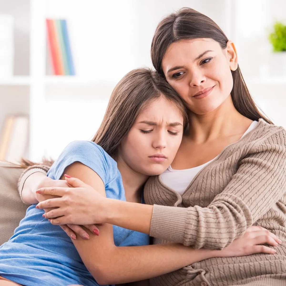 صورة لمراهقة تحتضن أمها