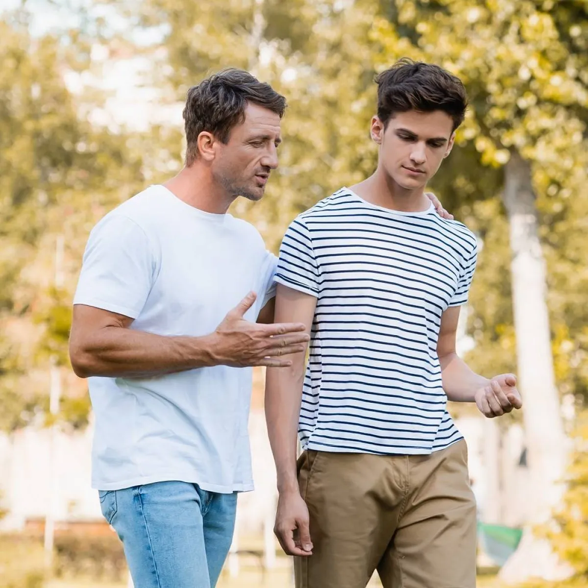 صورة ترمز لحوار هادئ بين أب ومراهق