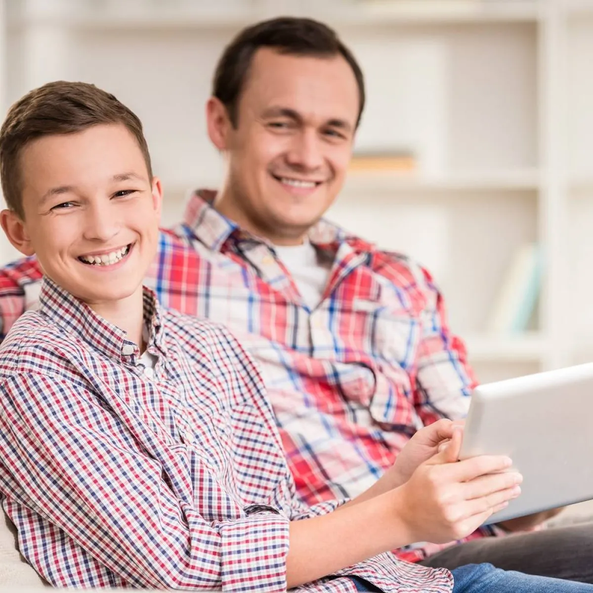 صورة لأب وابنه المراهق وحديث مرح 