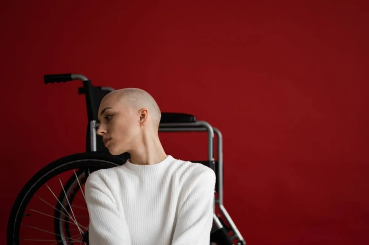 تكتشف إصابتها بمرض خطير بسبب كتلة شعر في ظهرها