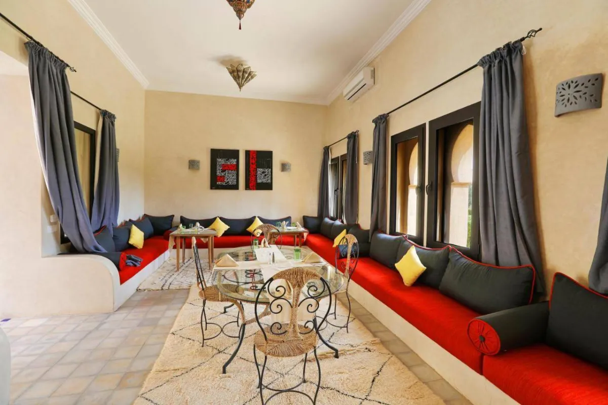 جلسة مريحة مصممة وفق الطراز المغربي في فندق أطلس ويدان