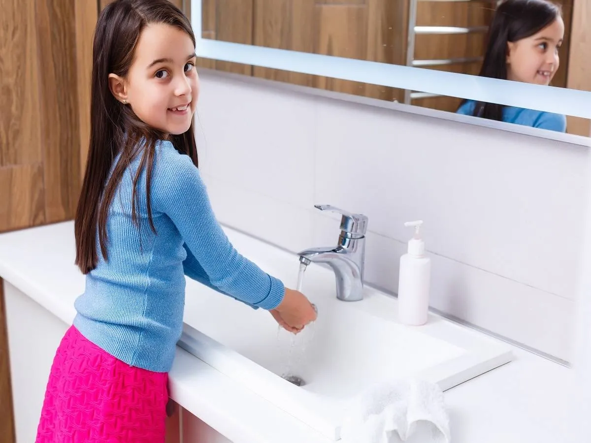 صورة لطفلة تغسل يديها