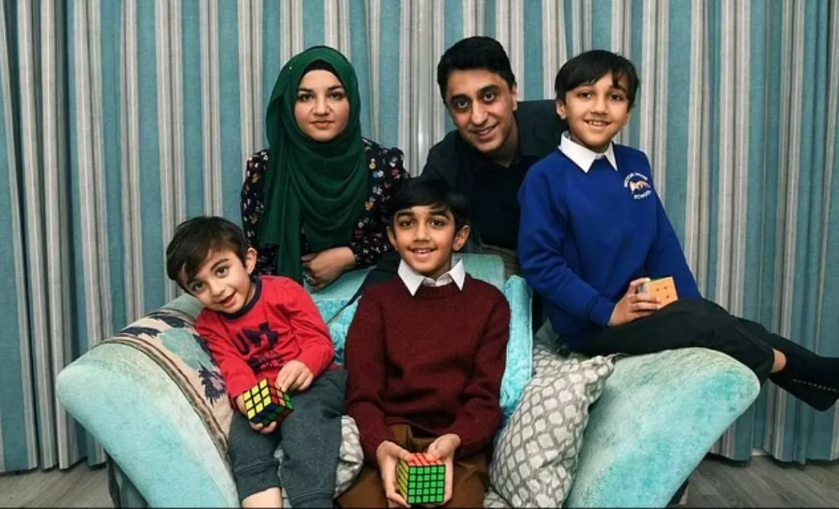 عمره 11 سنة فقط.. طفل يتغلب على ذكاء ألبرت أينشتاين وستيفن هوكينغ في اختبار "منسا" - الصورة من yorkshirepost