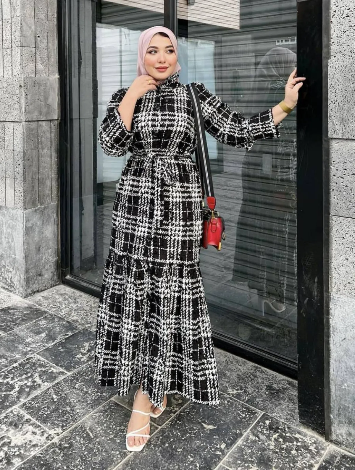 حنان الحكيم بالازياء المخططة