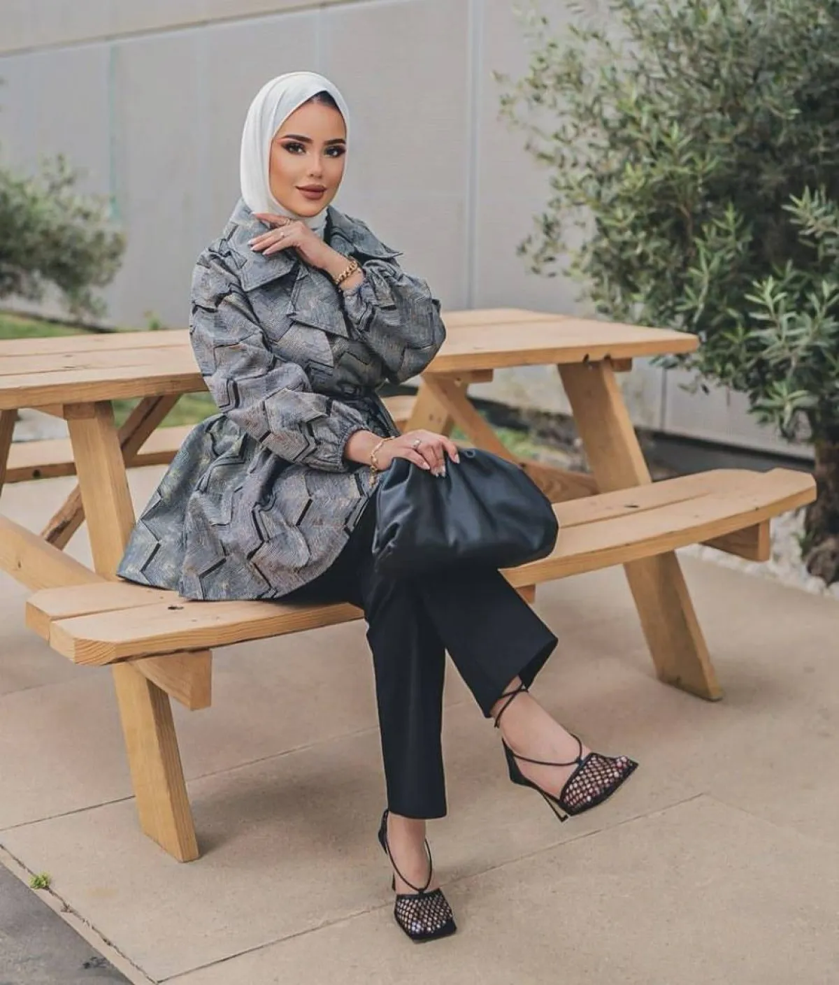 سارة الدهيم بالمعطف الواسع مع البنطلون الضيق