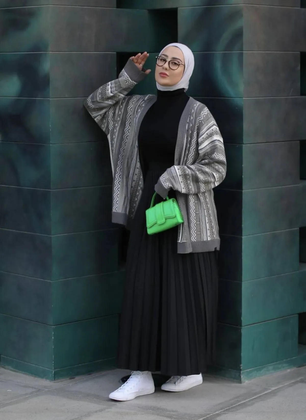 شهد ناصر بالفستان الاسود مع المعطف الرمادي