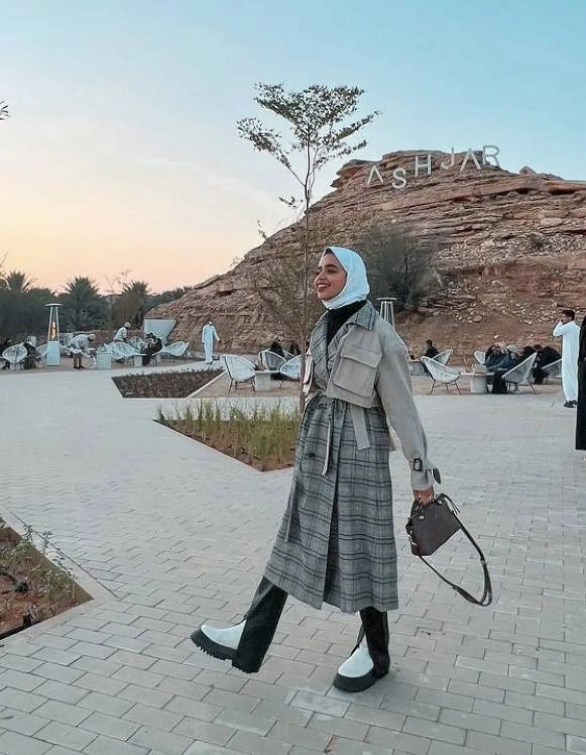 لولوة الخطاف بمعطف الكاروهات الطويل