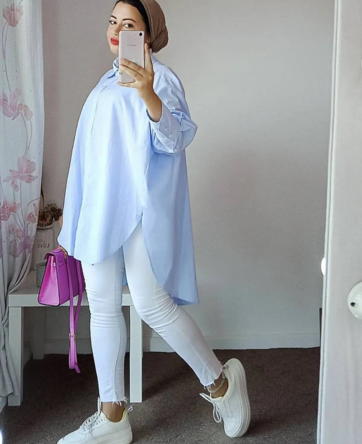 هاجر جمال بالقميص الازرق