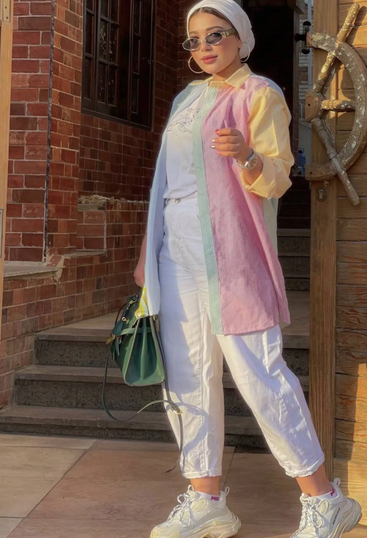 حنان الحكيم بالقميص المفتوح