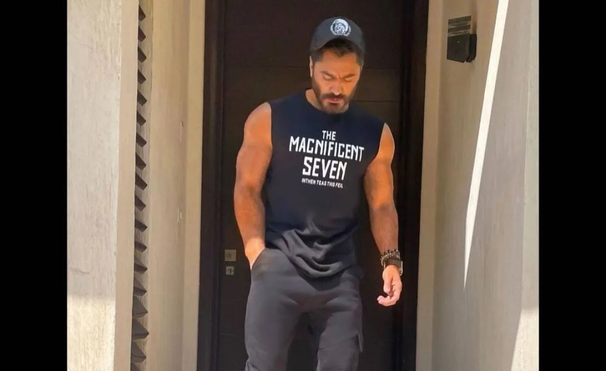 إطلالات شبابية من تامر حسني