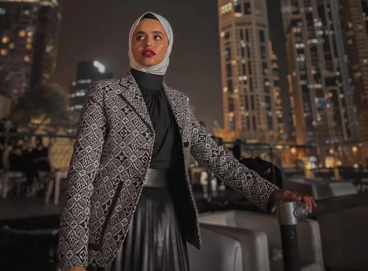 تنسيق اللون الأسود مع الرمادي من لولوة الخطاف