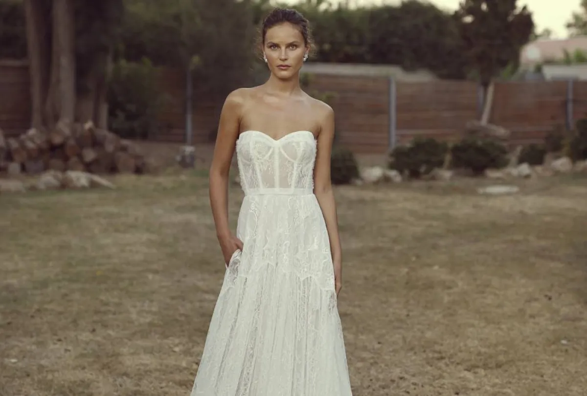 موديلات فساتين زفاف من دون أكمام